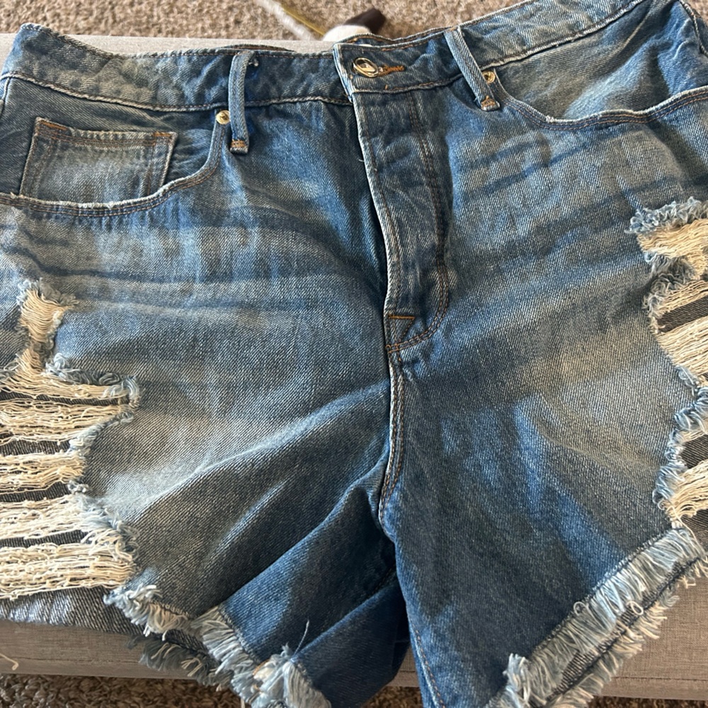 Good American Denim shorts cut off tried on and took off tag. They don’t fit.